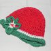 Cappellino realizzato ad uncinetto rosso bianco e verde 