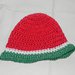 Cappellino realizzato ad uncinetto rosso bianco e verde 