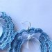 Orecchini pendenti tondi con pizzi azzurri fatti a mano all'uncinetto