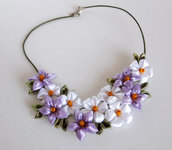 Collana kanzashi fatta a mano " Tanti fiori bianchi e lilla"