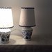 Coppia di lampade abat-jour bianco e blu vasetti vintage
