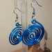 Orecchini pendenti con spirale blu
