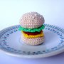 Hamburger amigurumi con calamita fatto a mano ad uncinetto, con insalata, formaggio e carne