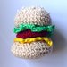Hamburger amigurumi con calamita fatto a mano ad uncinetto, con insalata, formaggio e carne