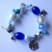 Braccialetto elastico Sfumature d'azzurro, con perline multiformi e ciondolini a fiore, fatto a mano