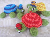 Gruppo di 4 tartarughe varie misure e fiorellini vari colori.