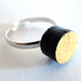 Koci, anello solitario in legno colorato nero e oro fatto a mano