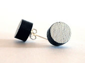 Koci, orecchini a perno bottone in legno colorato nero e argento fatto a mano