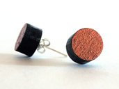 Koci, orecchini a perno bottone in legno colorato nero e rame fatto a mano