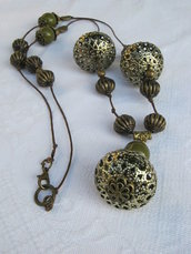 Collana lunga in cordino cerato color caffè e perlone in filigrana bronzo, ideale su camicione estive