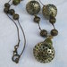 Collana lunga in cordino cerato color caffè e perlone in filigrana bronzo, ideale su camicione estive