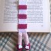 Segnalibro Lettrice immersa nei libri, con gambe amigurumi con scarpette bordeaux e fiorellini, fatto a mano all'uncinetto