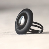 A.6.2015 - anello nero regolabile in resina realizzato con bottone vintage