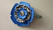 Mollettina per capelli con fiore in gomma crepla blu, nero e bianco