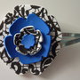Mollettina per capelli con fiore in gomma crepla nei colori blu e bianco e nero fantasia