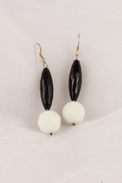 Orecchini con onice nero e agata bianca fatti a mano - earrings with black onyx and white agate handmade.