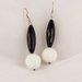 Orecchini con onice nero e agata bianca fatti a mano - earrings with black onyx and white agate handmade.