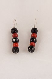 Orecchini in madrepora arancio e onice nero fatti a mano - Madrepora earrings in orange and black onyx handmade.