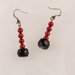 Orecchini con corallo rosso e onice nero fatti a mano - earrings with red coral and black onyx handmade.