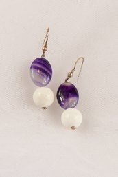 Orecchini in agata bianca e agata viola striata fatti a mano - earrings in white agate and purple striped agate handmade.