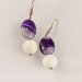 Orecchini in agata bianca e agata viola striata fatti a mano - earrings in white agate and purple striped agate handmade.