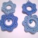 Orecchini pendenti Cascata di fiori nelle tonalità di azzurro alternate, fatti a mano all'uncinetto