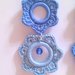 Orecchini pendenti Cascata di fiori nelle tonalità di azzurro alternate, fatti a mano all'uncinetto