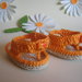 Scarpine per neonato in filo arancione con bottoncino a forma di gattino