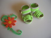 Sandali per neonato realizzati all'uncinetto in filo verde mela con bottoncini in legno