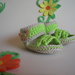 Sandali per neonato realizzati all'uncinetto in filo verde mela con bottoncini in legno