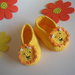 Scarpine in filo giallo con leoncino realizzate all'uncinetto per neonato