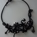 Collana in silicone di colore nero con perle in acciaio, argento, legno e vetro