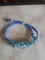 bracciale cordino blu elettrico con cuori e elementi fantasia sull azzurro