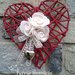 Fuoriporta: di carta rossa forma di cuore , preparato le roselline in feltro bianche