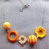 Collana estiva con palline amigurumi, fiori e anellini gialli e arancioni, fatti a mano all'uncinetto