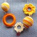 Collana estiva con palline amigurumi, fiori e anellini gialli e arancioni, fatti a mano all'uncinetto