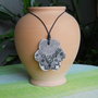 Collana con ciondolo in ceramica