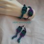 Braccialetti e orecchini fatti con elastici colorati intrecciati a forma di serpenti