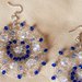 Orecchini in filo di metallo color argento lavorato all’uncinetto con perle di vetro blu