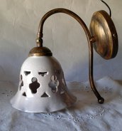 Applique-Lume campanella in ceramica  con braccio in metallo anticato. Craquele.