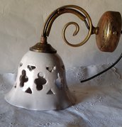 Applique-Lume campanella in ceramica con braccio in metallo anticato. Craquele.
