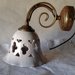 Applique-Lume campanella in ceramica con braccio in metallo anticato. Craquele.