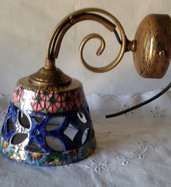 Applique-Lume campanella in ceramica con braccio in metallo anticato. 
