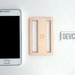 Devcard, un display stand di legno per smartphone ipod grande come una carta di credito