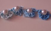 Grazioso braccialetto a fiori azzurri con perla centrale