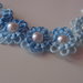 Grazioso braccialetto a fiori azzurri con perla centrale