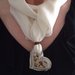 UN PREZIOSO FOULARD:morbido foulard arricchito con pendente in vetro di Murano.