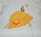 Cappellino GIALLO in cotone realizzato ad uncinetto