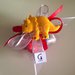 Mini-bomboniera a borsetta trasparente decorata con dinosauri realizzati in pasta FIMO