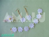 Bracciale e orecchini pendenti con fiori in macramè bianco